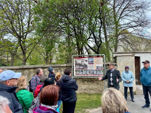 Geschichts- und Stadtführung mit Fritz Quirgst. Kultur[er]leben-Tafel am Kirchhof.