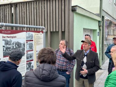 Geschichts- und Stadtführung mit Fritz Quirgst. Kultur[er]leben-Tafel am Marktplatz.
