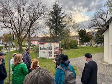 Geschichts- und Stadtführung mit Fritz Quirgst. Kultur[er]leben-Tafel bei der Monumentalkapelle.