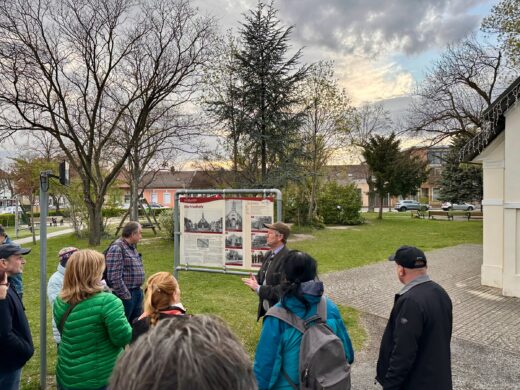 Geschichts- und Stadtführung mit Fritz Quirgst. Kultur[er]leben-Tafel bei der Monumentalkapelle.