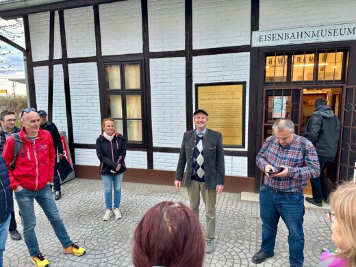 Geschichts- und Stadtführung mit Fritz Quirgst. Eisenbahnmuseum am Bahnhof Deutsch-Wagram.