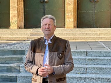 Geschichts- und Stadtführung mit Fritz Quirgst am 9. Mai 2025 - vor der Pfarrkirche Deutsch-Wagram