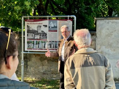 Geschichts- und Stadtführung mit Fritz Quirgst am 9. Mai 2025 - im Kirchhof vor der neuen Klutur[er]leben Tafel