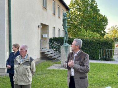 Geschichts- und Stadtführung mit Fritz Quirgst am 9. Mai 2025 - bei der Skulptur „Johannes der Täufer – Rufer in der Wüste“ von Joseph Heu