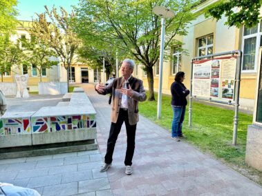 Geschichts- und Stadtführung mit Fritz Quirgst am 9. Mai 2025 - am neu benannten Europaplatz bei der Volksschule