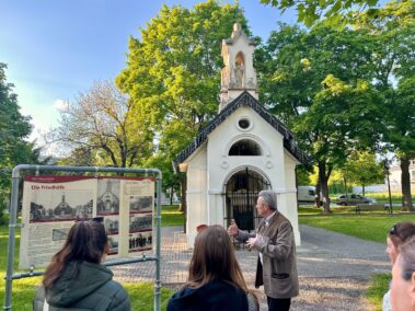 Geschichts- und Stadtführung mit Fritz Quirgst am 9. Mai 2025 - vor der Monumentalkapelle im Dr.-Sahulka-Park