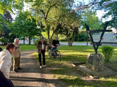 Geschichts- und Stadtführung mit Fritz Quirgst am 9. Mai 2025 - beim Gedenkstein 30 Jahre Freie Republik (1985) im Dr.-Sahulka-Park