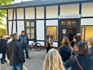 Geschichts- und Stadtführung mit Fritz Quirgst am 9. Mai 2025 - beim Eisenbahnmuseum Deutsch-Wagram am Bahnhof