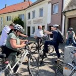 Geführte Radtour auf den Spuren des 6. Juli 1809 mit Mag. Michael Wenzel am 1. Mai 2025 - vor dem Hauptquartier Erzherzog Carls im Mai 1809 bei der Schlacht bei Aspern in Aderklaa