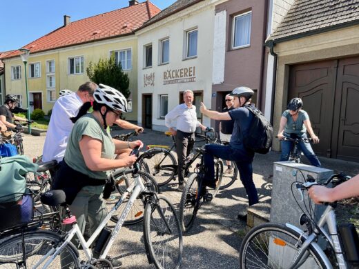Geführte Radtour auf den Spuren des 6. Juli 1809 mit Mag. Michael Wenzel am 1. Mai 2025 - vor dem Hauptquartier Erzherzog Carls im Mai 1809 bei der Schlacht bei Aspern in Aderklaa