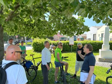 Geführte Radtour auf den Spuren des 6. Juli 1809 mit Mag. Michael Wenzel am 1. Mai 2025 - vor dem Gedenkstein für den 5. und 6. Juli 1809 in Aderklaa
