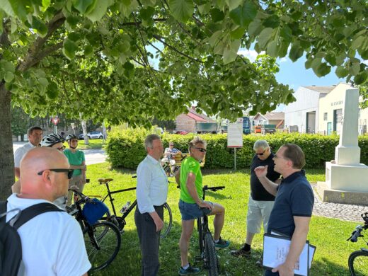 Geführte Radtour auf den Spuren des 6. Juli 1809 mit Mag. Michael Wenzel am 1. Mai 2025 - vor dem Gedenkstein für den 5. und 6. Juli 1809 in Aderklaa