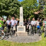 Geführte Radtour auf den Spuren des 6. Juli 1809 mit Mag. Michael Wenzel am 1. Mai 2025 - vor dem Gedenkstein für den 5. und 6. Juli 1809 in Aderklaa