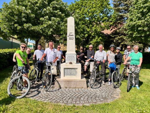 Geführte Radtour auf den Spuren des 6. Juli 1809 mit Mag. Michael Wenzel am 1. Mai 2025 - vor dem Gedenkstein für den 5. und 6. Juli 1809 in Aderklaa