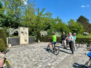 Geführte Radtour auf den Spuren des 6. Juli 1809 mit Mag. Michael Wenzel am 1. Mai 2025 - vor dem Kriegerdenkmal 2. Weltkrieg