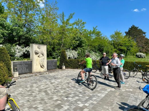 Geführte Radtour auf den Spuren des 6. Juli 1809 mit Mag. Michael Wenzel am 1. Mai 2025 - vor dem Kriegerdenkmal 2. Weltkrieg