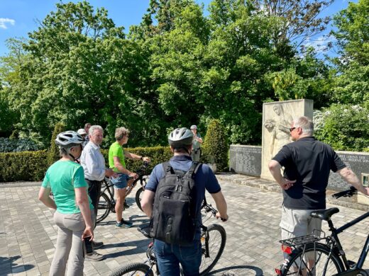 Geführte Radtour auf den Spuren des 6. Juli 1809 mit Mag. Michael Wenzel am 1. Mai 2025 - vor dem Kriegerdenkmal 2. Weltkrieg