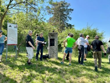 Geführte Radtour auf den Spuren des 6. Juli 1809 mit Mag. Michael Wenzel am 1. Mai 2025 - am Hauptquartier Napoleons, eine kleine Anhöhe an der Grenze zu Raasdorf.