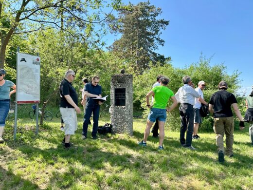 Geführte Radtour auf den Spuren des 6. Juli 1809 mit Mag. Michael Wenzel am 1. Mai 2025 - am Hauptquartier Napoleons, eine kleine Anhöhe an der Grenze zu Raasdorf.