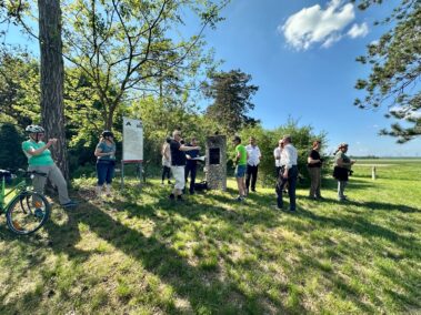 Geführte Radtour auf den Spuren des 6. Juli 1809 mit Mag. Michael Wenzel am 1. Mai 2025 - am Hauptquartier Napoleons, eine kleine Anhöhe an der Grenze zu Raasdorf.