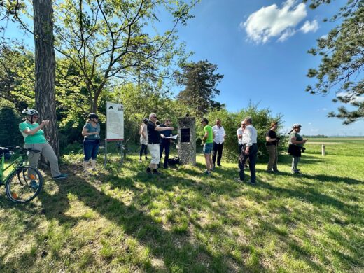 Geführte Radtour auf den Spuren des 6. Juli 1809 mit Mag. Michael Wenzel am 1. Mai 2025 - am Hauptquartier Napoleons, eine kleine Anhöhe an der Grenze zu Raasdorf.