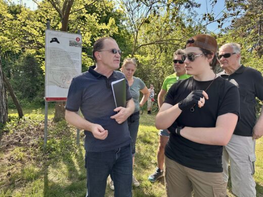 Geführte Radtour auf den Spuren des 6. Juli 1809 mit Mag. Michael Wenzel am 1. Mai 2025 - am Hauptquartier Napoleons, eine kleine Anhöhe an der Grenze zu Raasdorf.