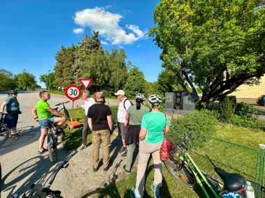 Geführte Radtour auf den Spuren des 6. Juli 1809 mit Mag. Michael Wenzel am 1. Mai 2025 - vor dem Kriegerdenkmal beider Weltkriege in Parbasdorf