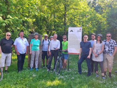 Geführte Radtour auf den Spuren des 6. Juli 1809 mit Mag. Michael Wenzel am 1. Mai 2025 - vor dem Denkmal 1809 in Parbasdorf