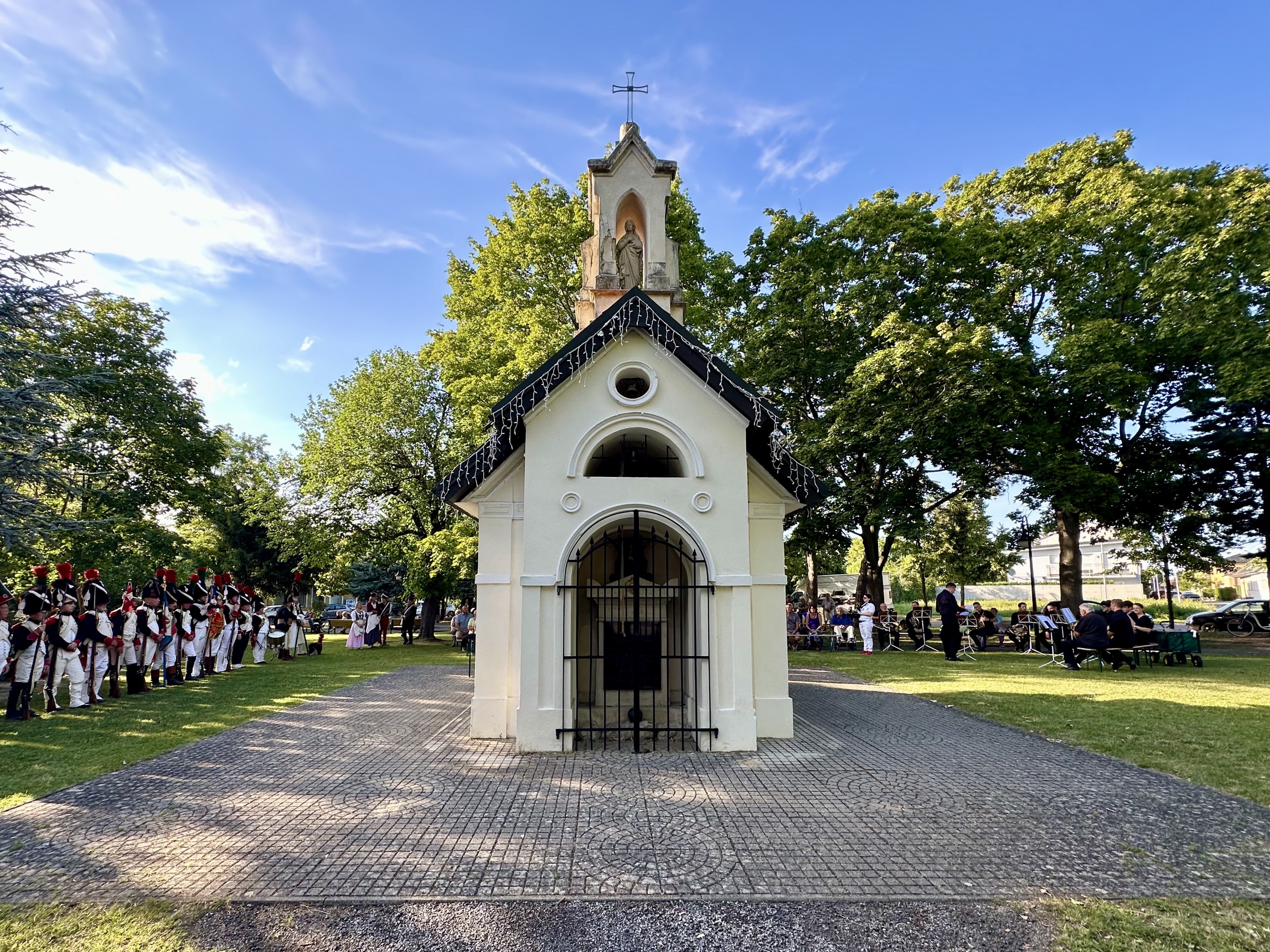 Monumentalkapelle im Dr.-Sahulka-Park, erstes Denkmal der Schlacht bei Wagram, gestiftet von Baron Hugo Freiherr von Tkalcsevich