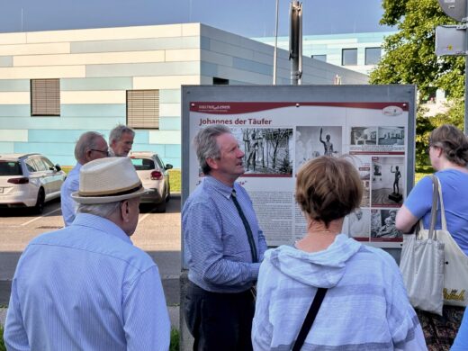Geschichts- und Stadtführung mit Fritz Quirgst am 13. Juni 2025 - vor der Skulptur „Johannes der Täufer – Rufer in der Wüste“