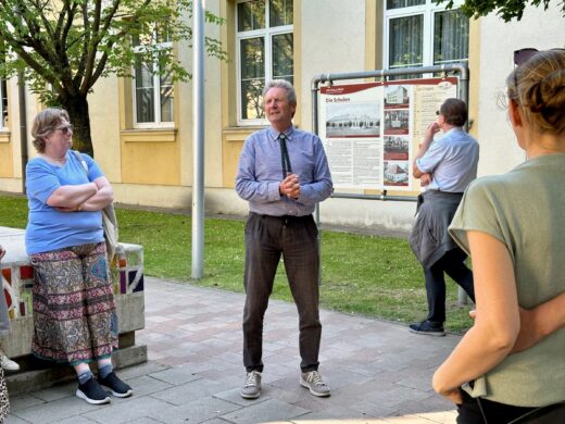 Geschichts- und Stadtführung mit Fritz Quirgst am 13. Juni 2025 - vor der Volksschule Deutsch-Wagram