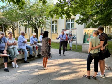 Geschichts- und Stadtführung mit Fritz Quirgst am 13. Juni 2025 - vor der Volksschule Deutsch-Wagram