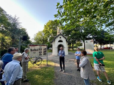 Geschichts- und Stadtführung mit Fritz Quirgst am 13. Juni 2025 - vor der Monumentalkapelle im Dr.-Sahulka-Park