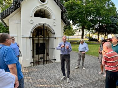 Geschichts- und Stadtführung mit Fritz Quirgst am 13. Juni 2025 - vor der Monumentalkapelle im Dr.-Sahulka-Park
