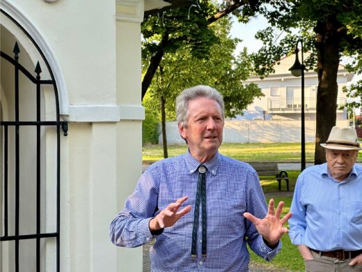 Geschichts- und Stadtführung mit Fritz Quirgst am 13. Juni 2025 - vor der Monumentalkapelle im Dr.-Sahulka-Park