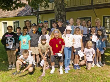 Junge Geschichtsdetektive im Napoleonmuseum. Klasse 3B unserer Volksschule mit Klassenlehrerin Frau Ursula Holzer.