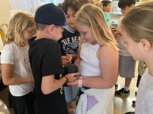 Junge Geschichtsdetektive im Napoleonmuseum. Klasse 3B unserer Volksschule mit Klassenlehrerin Frau Ursula Holzer.