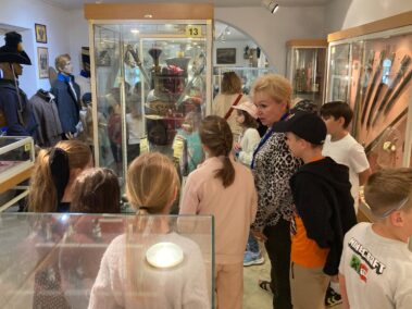 Junge Geschichtsdetektive im Napoleonmuseum. Klasse 3B unserer Volksschule mit Klassenlehrerin Frau Ursula Holzer.