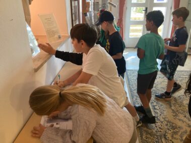 Junge Geschichtsdetektive im Napoleonmuseum. Klasse 3B unserer Volksschule mit Klassenlehrerin Frau Ursula Holzer.