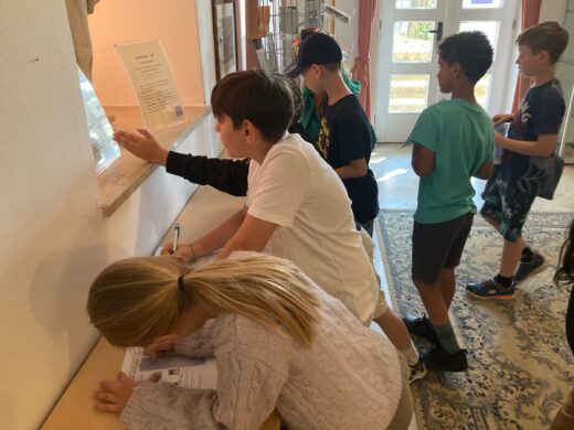 Junge Geschichtsdetektive im Napoleonmuseum. Klasse 3B unserer Volksschule mit Klassenlehrerin Frau Ursula Holzer.