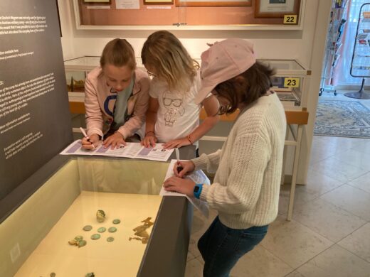 Junge Geschichtsdetektive im Napoleonmuseum. Klasse 3B unserer Volksschule mit Klassenlehrerin Frau Ursula Holzer.