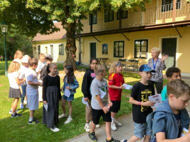 Junge Geschichtsdetektive im Napoleonmuseum. Klasse 3B unserer Volksschule mit Klassenlehrerin Frau Ursula Holzer.