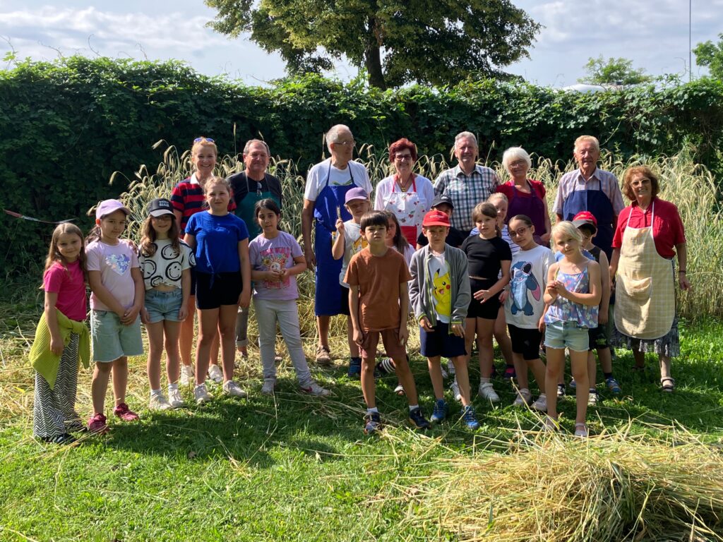 Vom Acker zum Brot. Offizielles Gruppenfoto im Museumsgarten