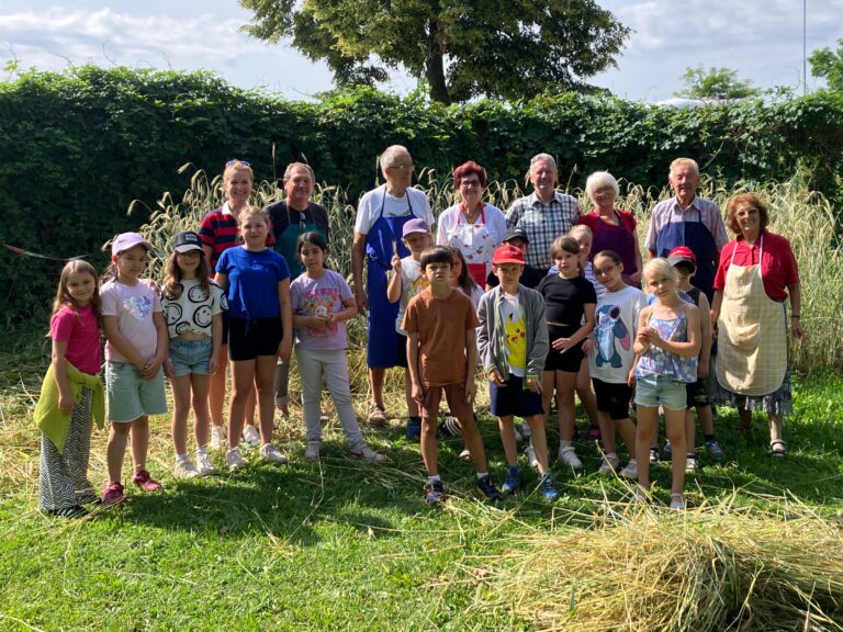 Vom Acker zum Brot. Offizielles Gruppenfoto im Museumsgarten Vom Acker zum Brot. Offizielles Gruppenfoto im Museumsgarten