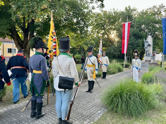 Wagramer Historientage 2025 - Kranzniederlegung beim Denkmal der Schlacht bei Wagram