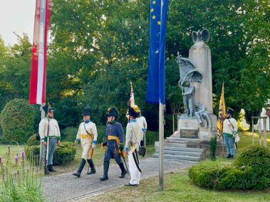 Wagramer Historientage 2025 - Kranzniederlegung beim Denkmal der Schlacht bei Wagram