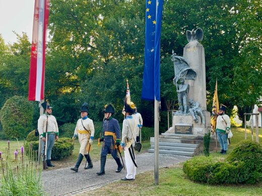 Wagramer Historientage 2025 - Kranzniederlegung beim Denkmal der Schlacht bei Wagram