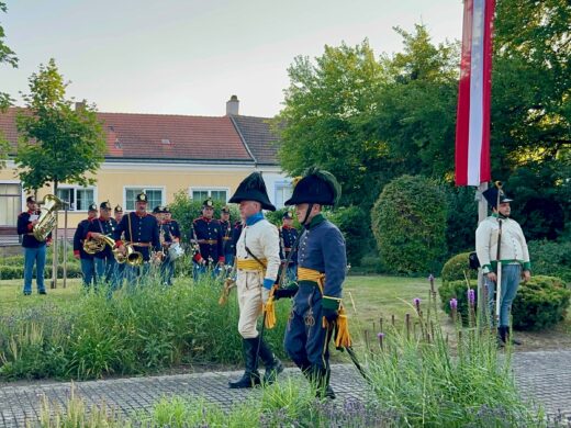 Wagramer Historientage 2025 - Kranzniederlegung beim Denkmal der Schlacht bei Wagram