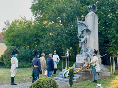 Wagramer Historientage 2025 - Kranzniederlegung beim Denkmal der Schlacht bei Wagram