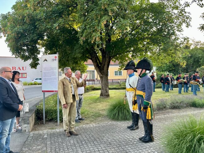 Wagramer Historientage 2025 - Kranzniederlegung beim Denkmal der Schlacht bei Wagram
